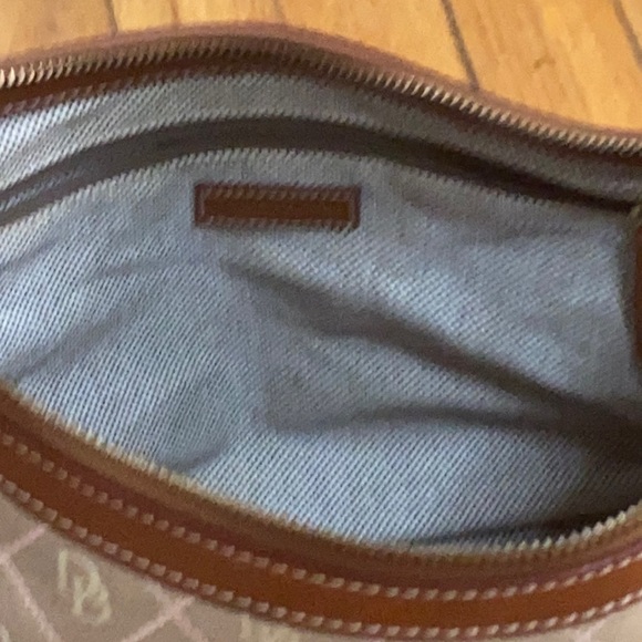Dooney & Bourke cream and brown canvas hobo bag with leather strap preowned - Picture 9 of 12